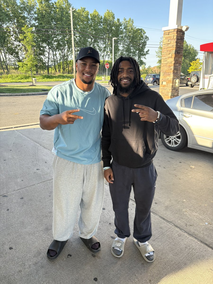 Ran into the <a href="/EAMaddenNFL/">Madden NFL 26</a> cover athlete yesterday 🔥 good dude <a href="/saquon/">Saquon Barkley</a>