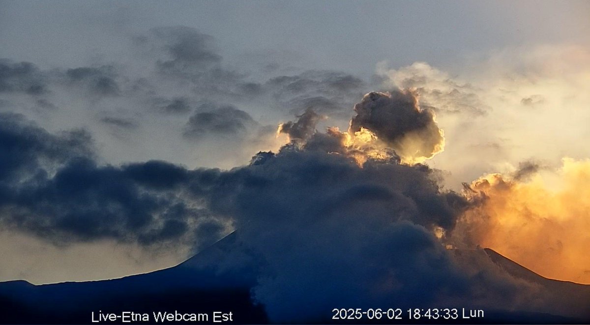 Der #Ätna #Etna  heute Abend. 🌋

Ich verabschiede mich etwas früher heute.

Gute Nacht Ihr Lieben und schlaft gut. 🛋️💫😴