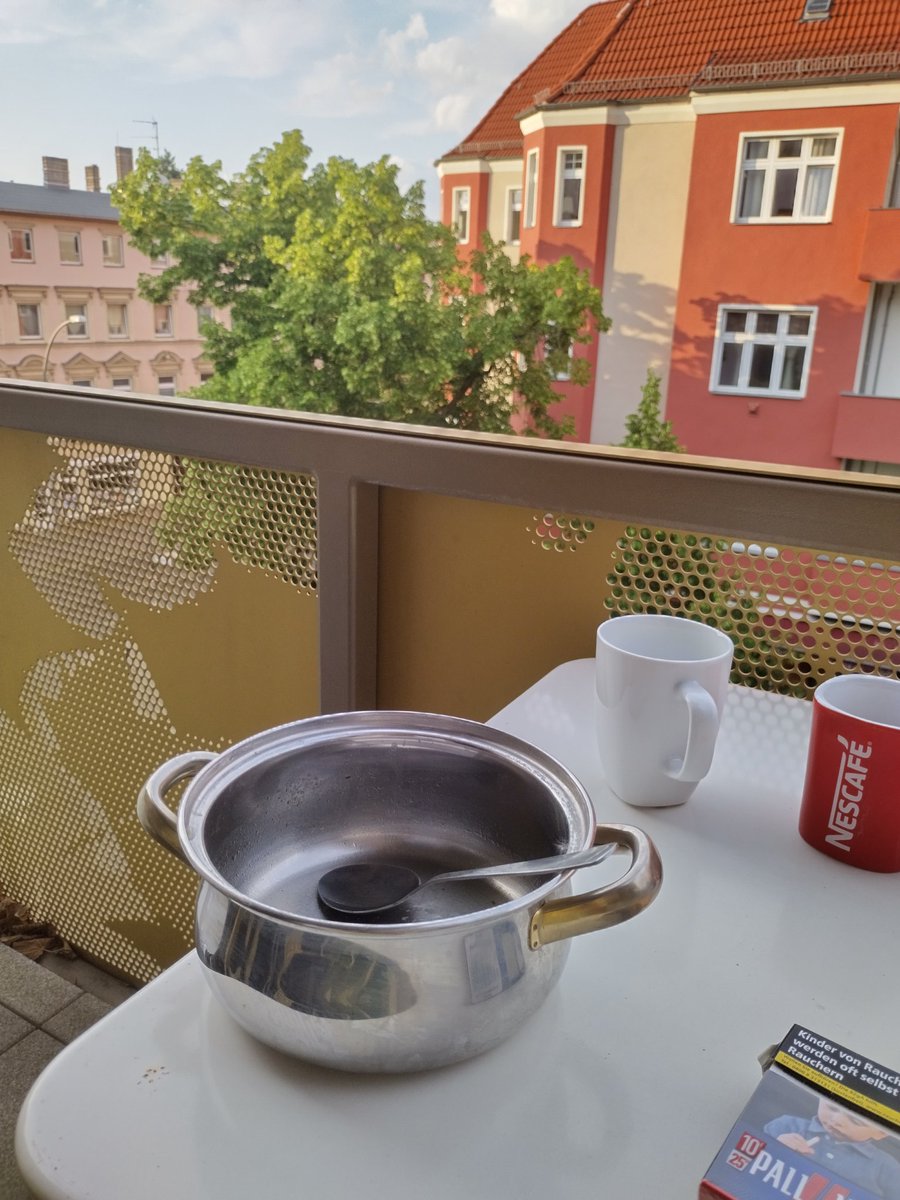 Hmmm🤔... Jetzt habe ich mich doch breitschlagen lassen 🤔 und das gemacht was ich eigentlich nicht wollte 🤔🤦🏻😂 Eine Wohnung mitten in Berlin zu nehmen 🤦🏻 Nix mehr mit Container Ruhe...es ist so schön laut 🤦🏻😂 in Adlershof 🤦🏻🤦🏻🤦🏻 Warum ??? 🤦🏻 Guten Abend, Freunde 😁