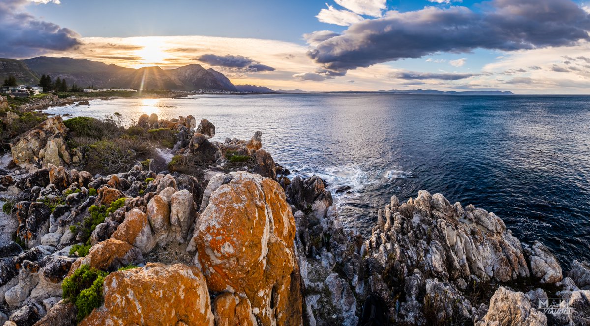 makuvisuals's tweet photo. WHAT a way to start off the day! The raw beauty of our country, and especially here in #Hermanus, is just something spectacular. Fortunate enough to call this place home :) Might have 99 problems, but the majestic views AIN’T ONE!
#hermanus #overstrand #sunrise #goldenhour #epic https://t.co/WgzHNiPh9y