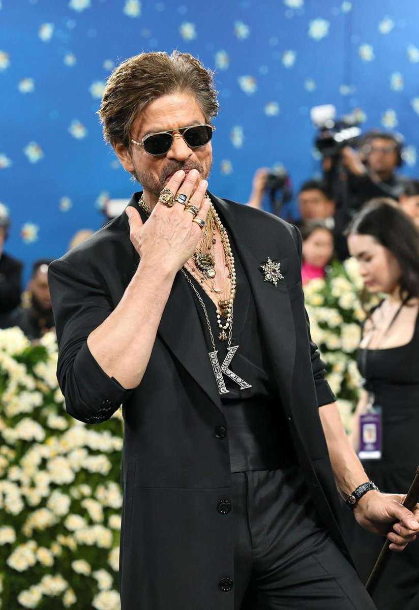AyushiS96622915's tweet photo. Happy 2 years team armyyy 🩷🤩🎉💃🏻🎊🎈
Keep shining, keep growing, keep brightining
And i know you will.. bcoz our team leader is #ShahRukhKhan ❤️❤️❤️❤️
#2YearsofSRKsArmy #ShahRukhKhan𓀠 #MetGala2025 #King #SRKsArmy https://t.co/kiLqeIoWND