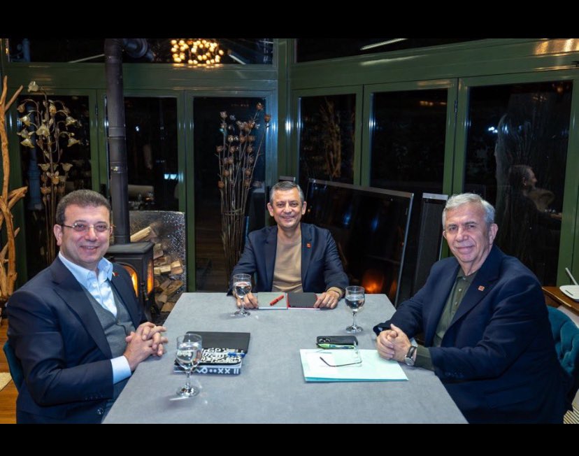 CHP’ye;
İktidar ve aparatları saldırıyor.
DİSK saldırıyor.
KK ve adamları saldırıyor.
Yargı saldırıyor.
Katili, haramisi, yalakası, iftiracısı saldırıyor.
ABD’si, İngiltere’si elinden geleni sonraya bırakmıyor.
Yine de dimdik ayakta.

Çünkü gücünü Kuvva-yı Milliye ve Müdafaa-i