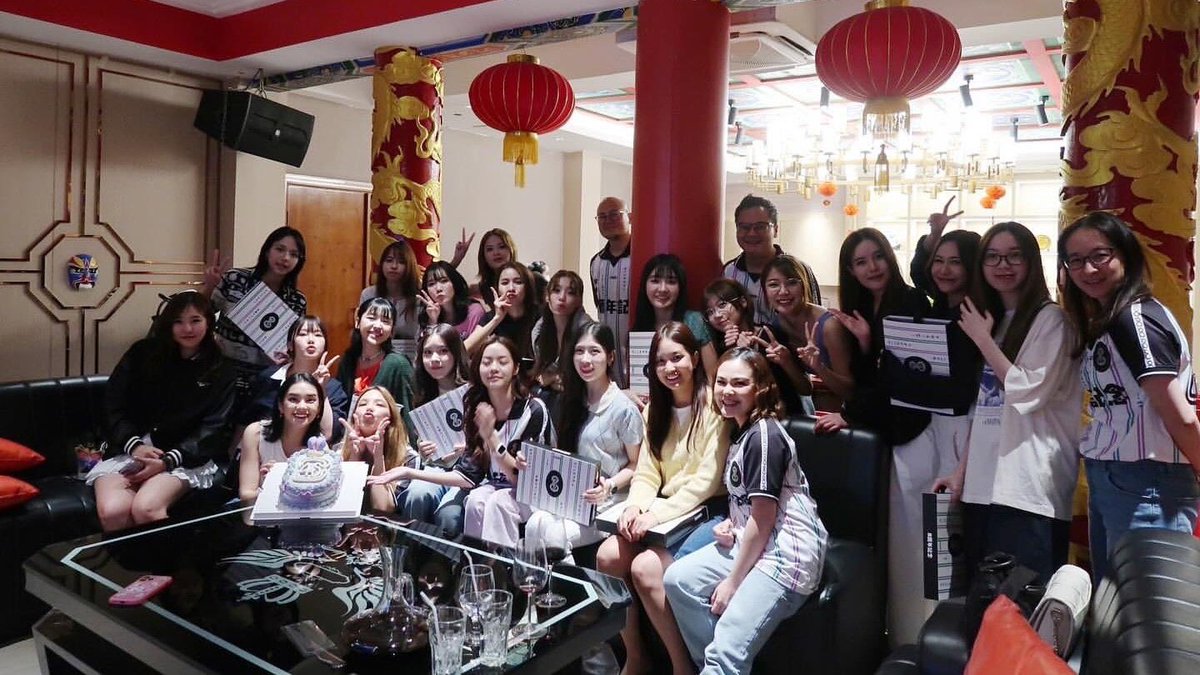 หนูรักพวกพี่ตั้งแต่หนูตัวเท่าเปลือกหอยอะ ㅠㅠ 

( #BNK481stGeneration )