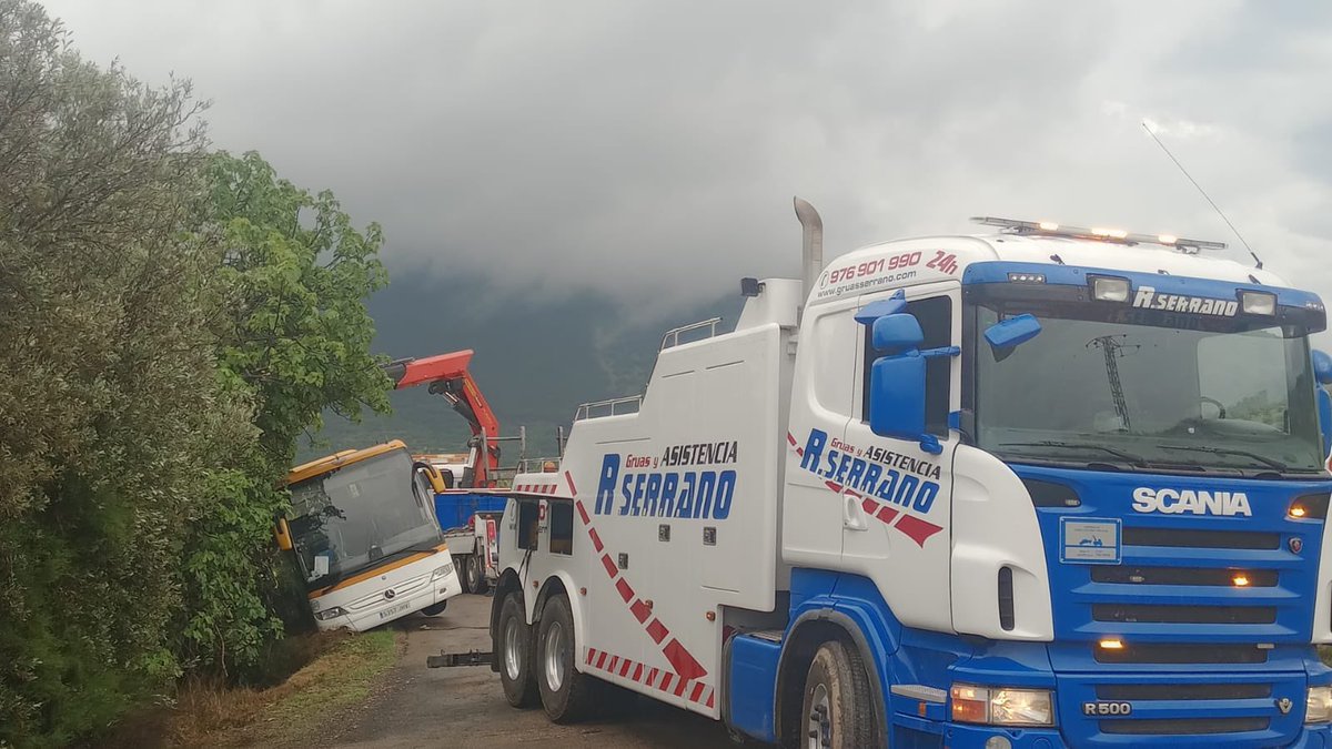 Gruas Serrano al rescate vaya desidia de carretera <a href="/DPZaragoza/">Diputación de Zaragoza</a>  <a href="/aragonpsoe/">PSOE Aragón</a>