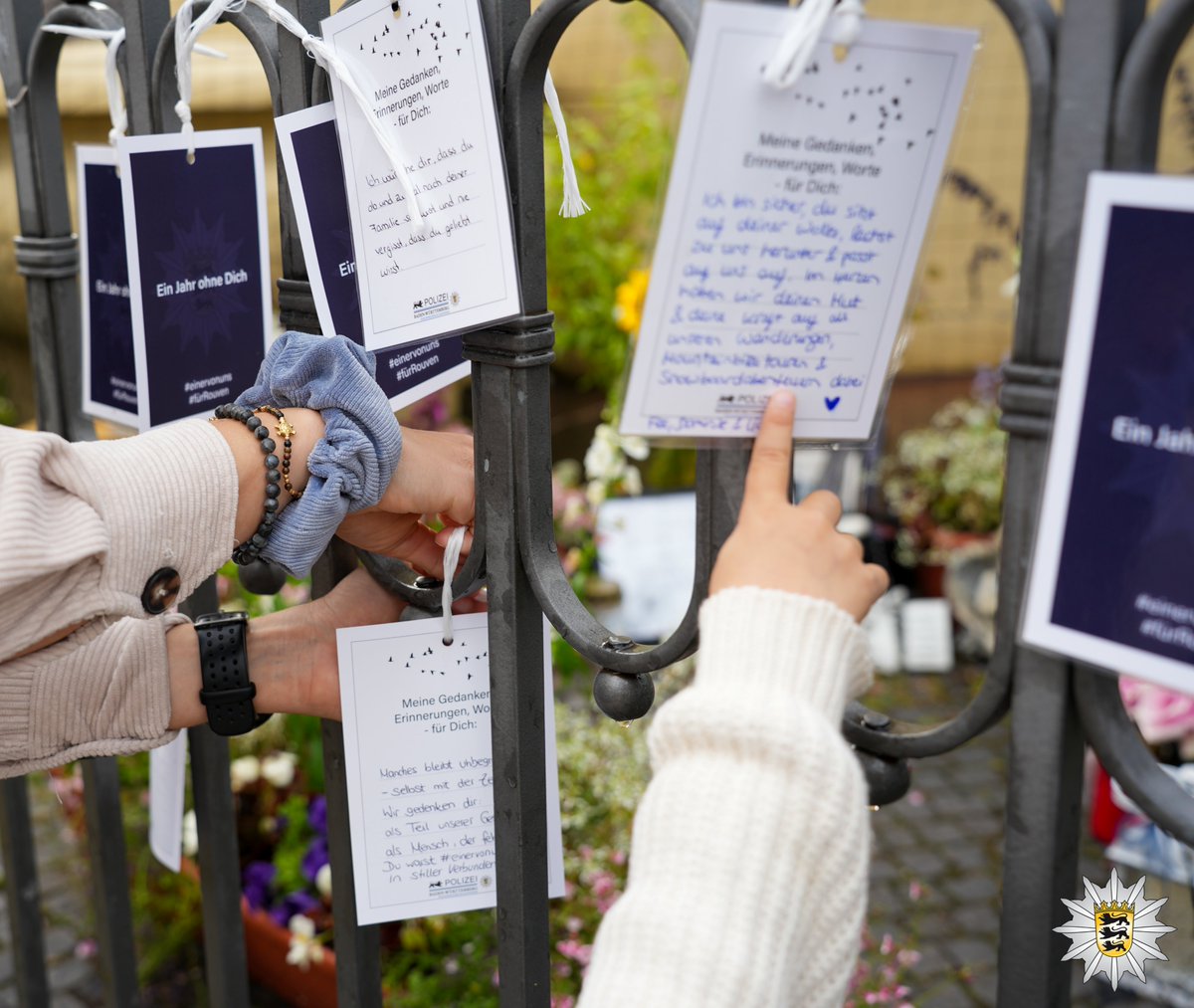 PolizeiMannheim's tweet photo. In Gedanken bei Rouven.
Heute haben wir im Kreis der Polizeifamilie an ihn erinnert, Erinnerungen geteilt und Gedenkkarten am Marktplatz angebracht – einem Ort, der untrennbar mit ihm verbunden ist.
Rouven bleibt unvergessen.
#EinerVonUns https://t.co/78fRYHZvf6