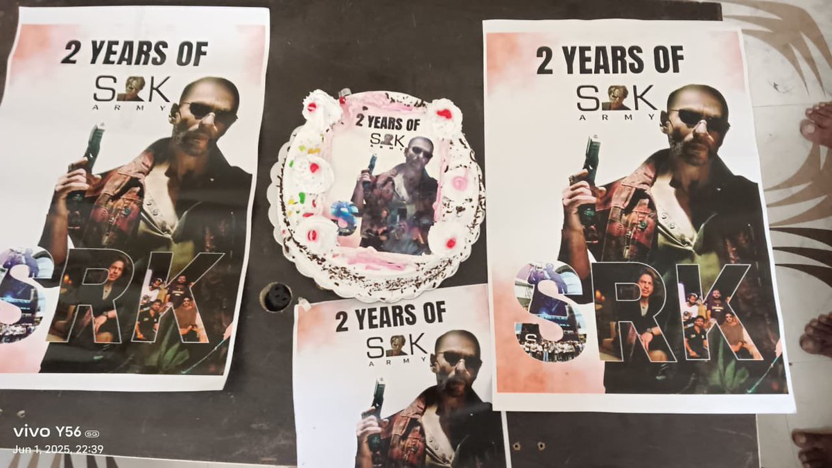 TeamSRKsArmy's tweet photo. PICS : Team Pathrud Gathered & Celebrated 2 Amazing Years of SRKsArmy by Cutting The Cake 🥳
@iamsrk @pooja_dadlani @KarunaBadwal
#2YearsofSRKsArmy #ShahRukhKhan #SRK https://t.co/hiX0eAI6TP