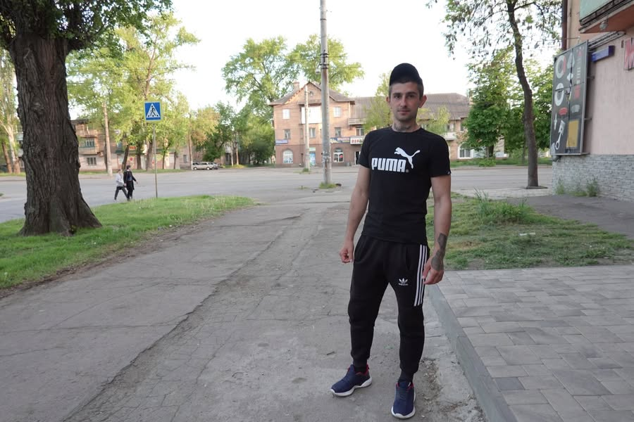 gozefinagold's tweet photo. На Херсонщині чоловік із матір'ю і трирічним сином перепливли річку, тікаючи від окупантів.
У селищі Велика Олександрівка, що на Херсонщині російські військові кілька разів катували місцевого мешканця Анатолія Фоменка, погрожуючи вбити його родину. Після звільнення, чоловікові довелося разом із матірʼю та трирічним сином переплисти річку, щоб втекти з окупації.
Коли родина зважилася на втечу, то розуміли, що через блокпости їхати їм не можна було, тому вирішили переплисти через річку Інгулець.
Із будинку Анатолій з родиною вийшли о п’ятій вечора. Дісталися річки. Човен стояв на іншому березі річки. Чоловік роздягнувся, стрибнув у воду і переплив на інший бік. Човен був без весел. Він його відв’язав, а потім штовхав до берега, де чекали на нього мама і син. Коли вони сіли, потягнув човен назад.
Перепливши річку, родина йшла полями до сусіднього села. Там переночували у сватів. Встали рано-вранці – і знову тікати. Сина більшу частину дороги доводилося нести на плечах. Мама допомагала, як могла, бо тіло в Анатолія боліло після побиття. Так пішки пройшли 25 кілометрів, доки їх не підібрали українські військові і підвезли до найближчого села. Там уже їх забрав брат Анатолія і відвіз до себе в село.
“Коли прийшли до наших, до блокпоста, такий трохи моральний вибух був. Сльози“, – зізнається чоловік, додаючи, що кожної секунди боялися, що їх зловлять росіяни.
Читайте історію, яку розповіло видання Ґрати: https://t.co/BTdueES7Kt