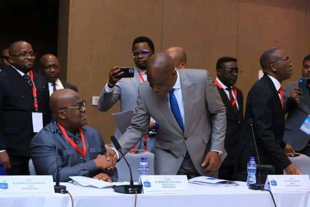 <a href="/MartinFayulu/">Martin Fayulu</a>  vient de donner un coup K.O à <a href="/CNangaa/">Corneille Nangaa</a>  et Joseph Kabila, les deux rebelles. 

Mafa 💪💪💪