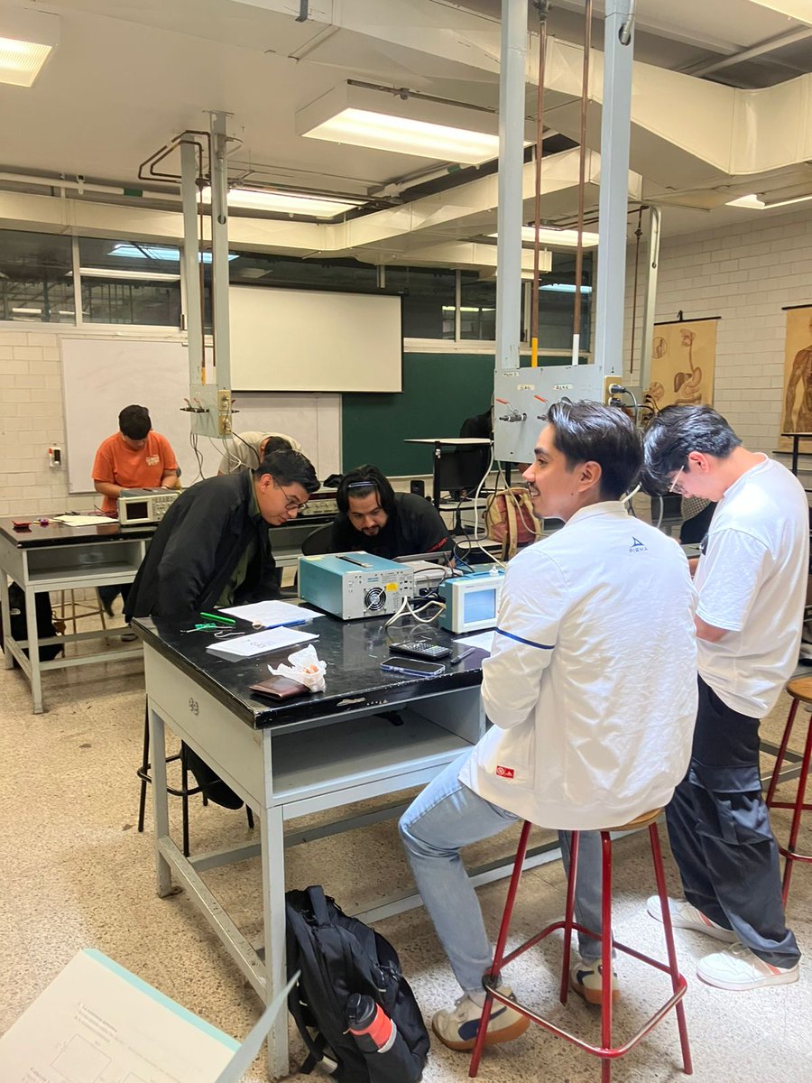 IB_UAMI's tweet photo. Rally de Ingeniería Biomédica y circuitos eléctricos
Reto 2!!!!! 🎉
Los participantes están brillando! 👏
#UAMI
#BIOMEDICA
#RALLY https://t.co/QIoAFVQgvX