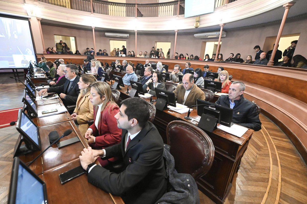 diputadoser's tweet photo. ¿Qué sigue ahora? 

• El proyecto comenzará a tratarse desde hoy en una reunión conjunta de las tres comisiones.
• Participan representantes sindicales del sector público y entidades de jubilados.
• Mañana martes, continúa el análisis con la presencia de IOSPER y ACLER ✅ https://t.co/J59XAIqHAq
