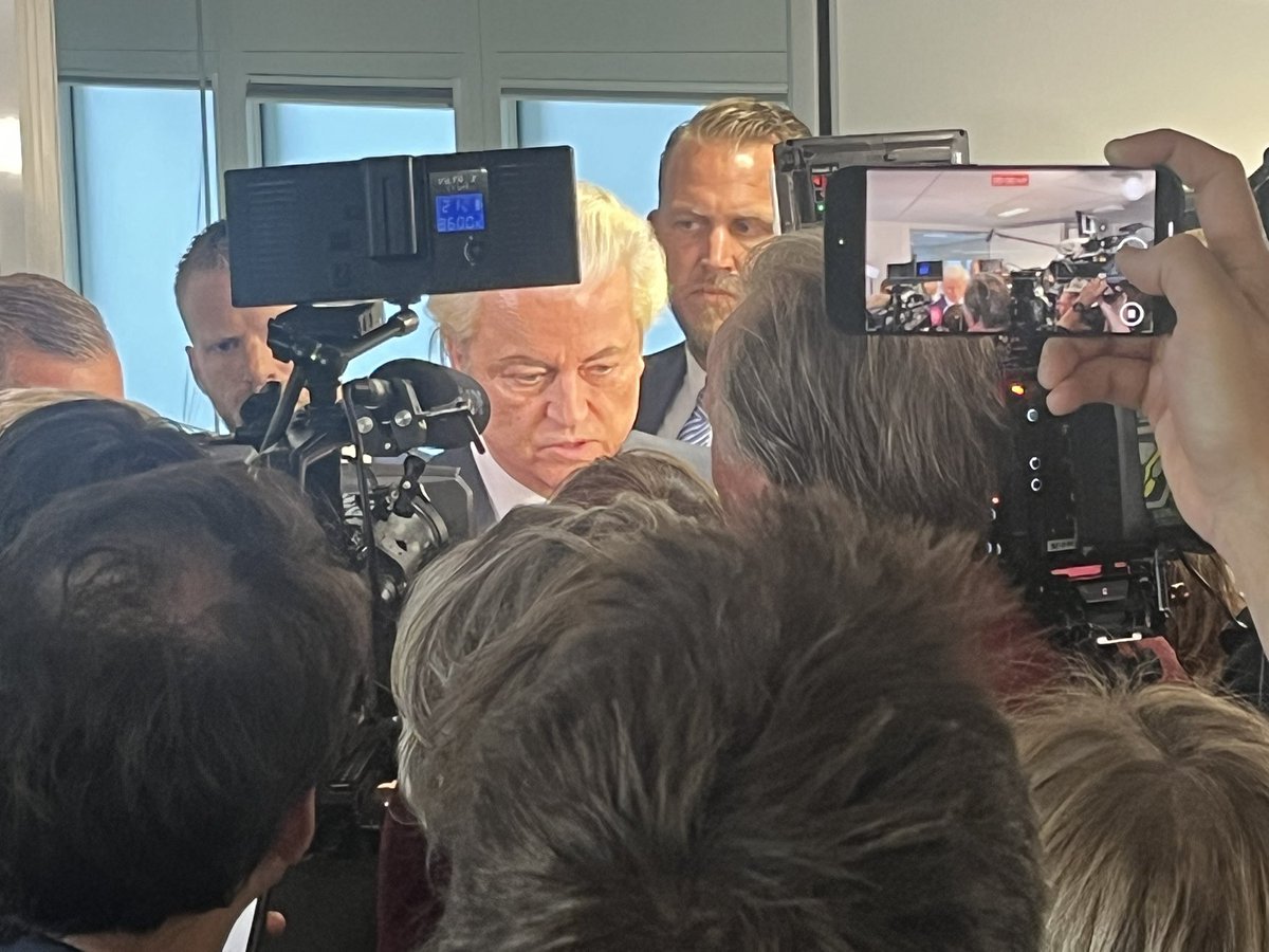 Wilders: Het was geen prettig gesprek en het ziet er niet goed uit. We gaan er een nachtje over slapen. Wilders wil een handtekening van zijn coalitiegenoten onder zijn 10 puntenplan.