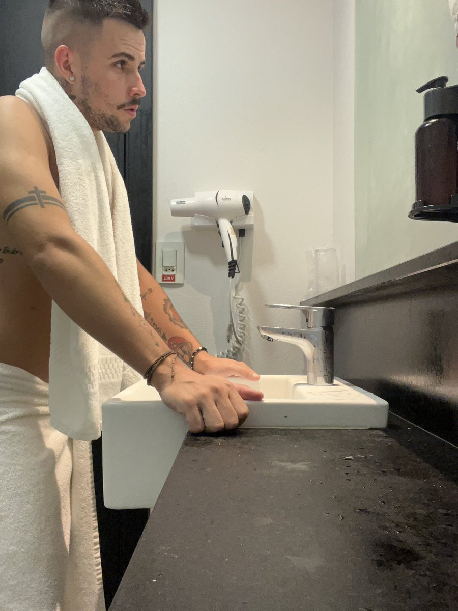 Aquele banho 🛁 após uma gravação na praia de nudismo 😏