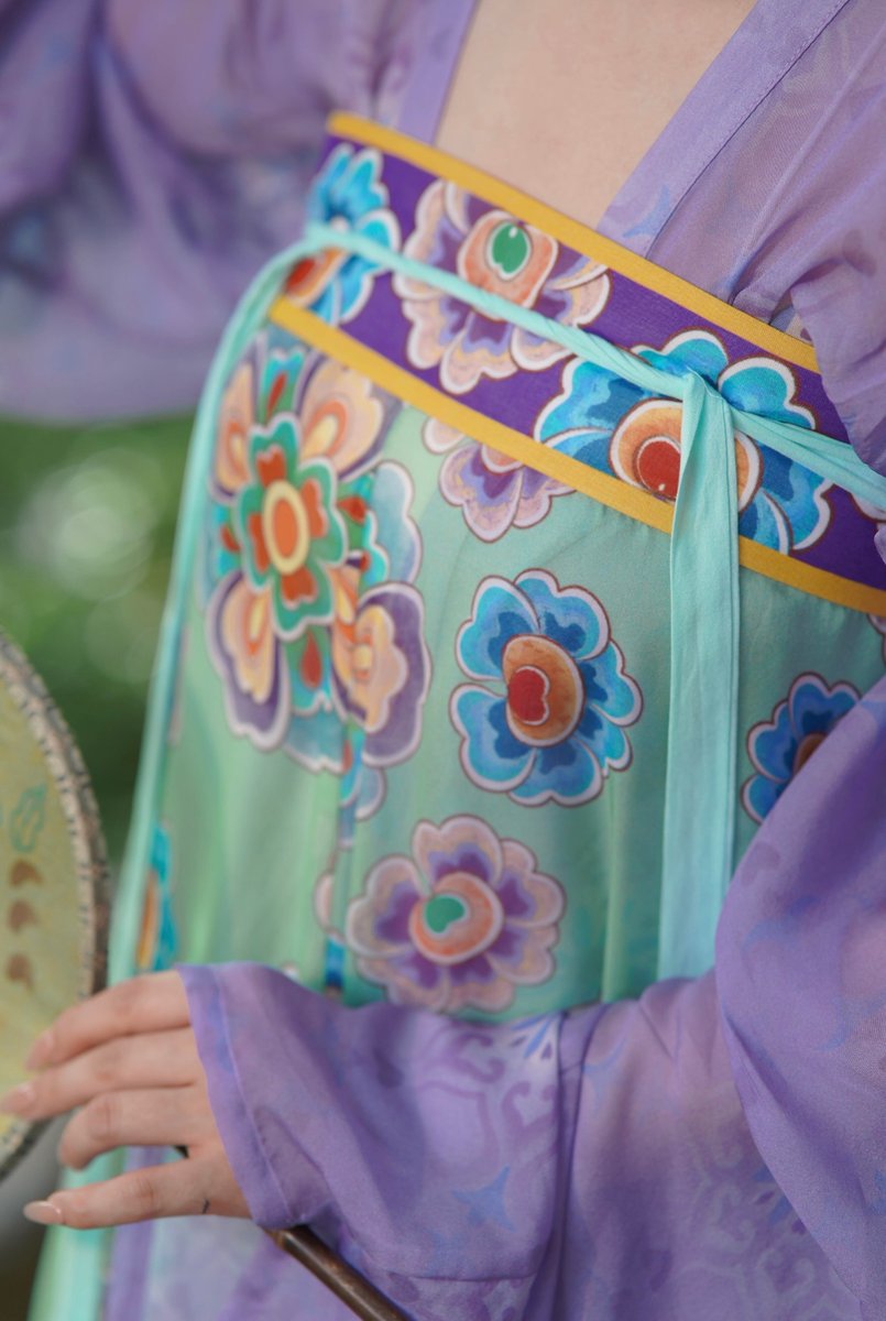 The #hanfu outfit is known as QiXiongShanQun which creats a high waistline and accentuates the length of the body and gives a graceful, flowing appearance.
The colors and patterns of hanfu also reflect Tang Dynasty‘s cultural openness, prosperity, and aesthetic freedom.

#hanfu