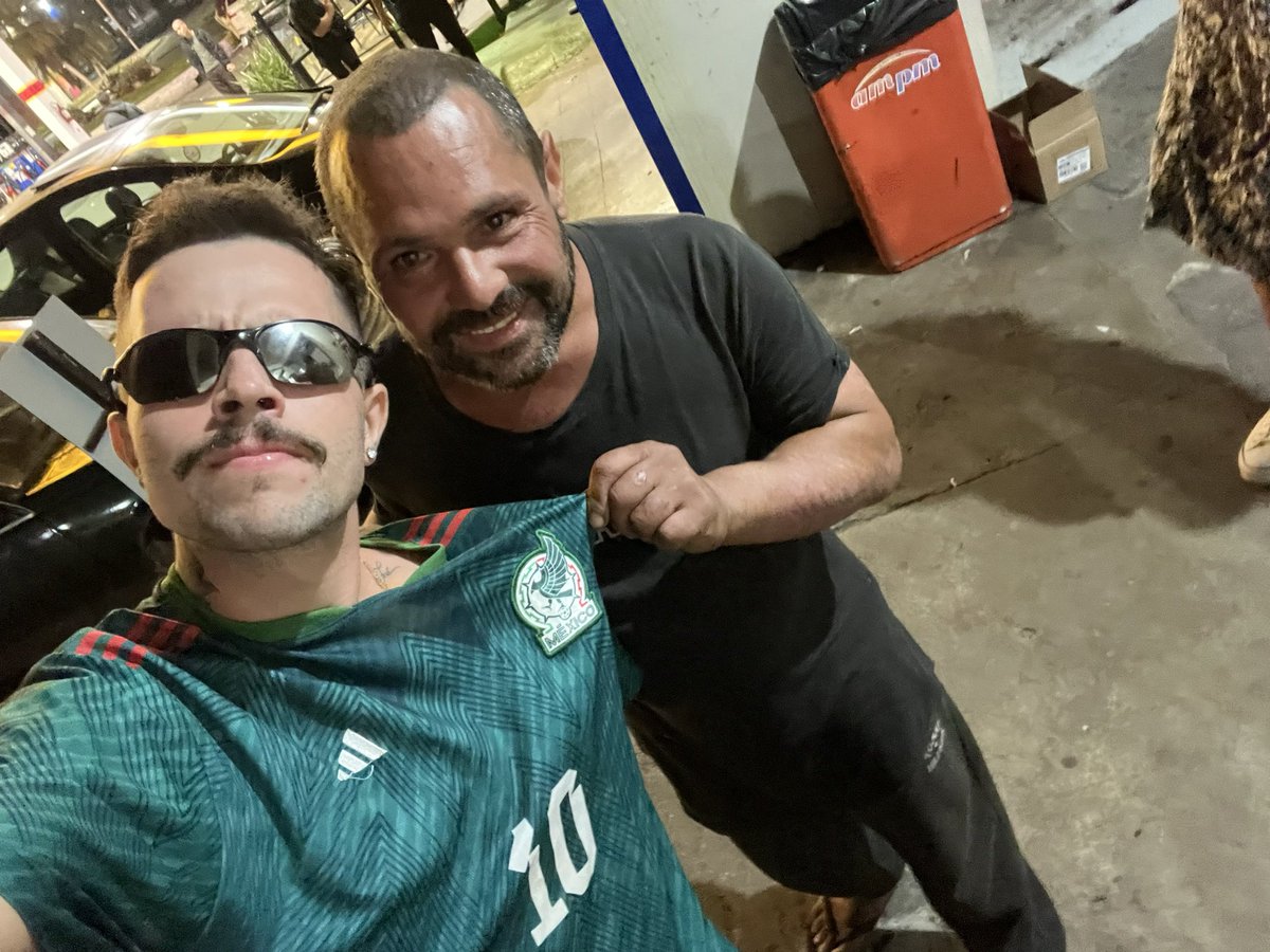 Quem diria que ele segue nas redes né? Haha 
Tá aí fotinho com o moço que pediu pra tira foto mais não sei o nome ♥️
Valeu