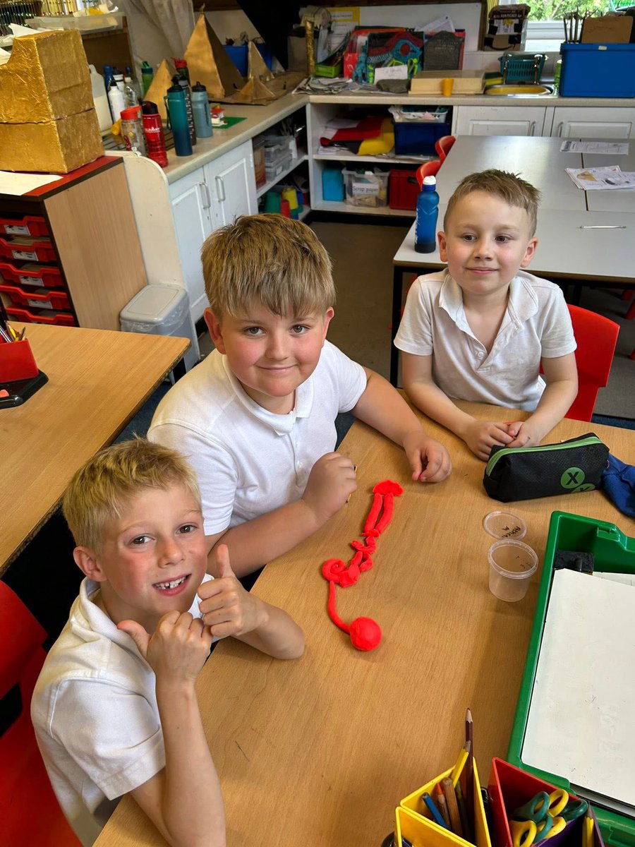 Today Ruth came in to deliver a Science lesson on how the ear works. The children loved making a human model to show this. They then used playdough to create a model ear. Thank you Ruth 🤩 #ConistonCEPrimaryClass3
