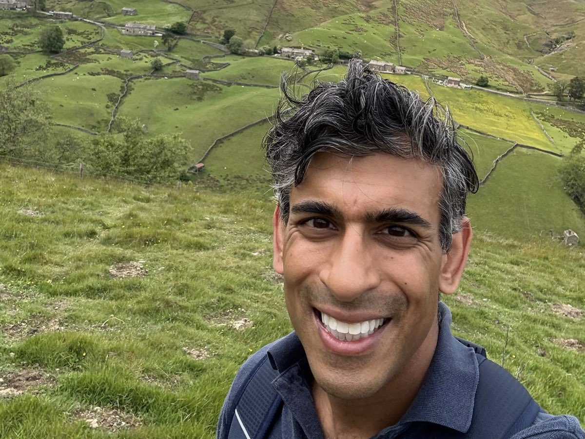RishiSunak's tweet image. Lovely weekend with Nova exploring one of our favourite walks, the Muker-Keld circular in beautiful Swaledale - complete with a stop at Kisdon Force waterfall.