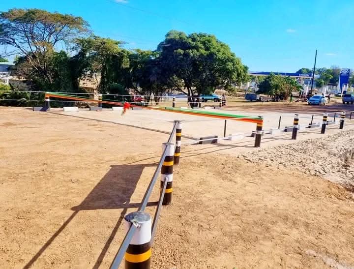 ShiMutale98's tweet photo. Mwisho, this is Chifubu Bridge in the friendly city of Ndola.

This crossing was reconstructed within 14 days after it collapsed last month.

The total cost for the project was K956,000.

There is something Zambian engineers are hiding from us.

Why is it so expensive to assemble and mount such a simple and basic structure?