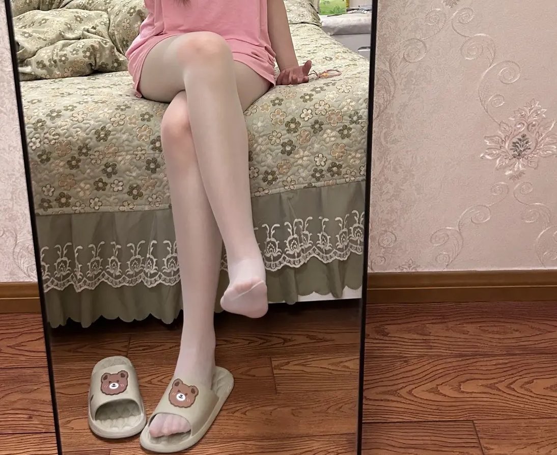 日记第四章节，这本日记和前面的玩法区别还是很大的现在回想还是回味无穷，表面小公主被主人训练的在家用拖鞋狂抽自己的大屁股，跪地边自毁边翻白眼自己抽大耳光，一分钟可以光速抽自己耳光一百多下。
 #文援 #反差婊 #母狗 #调教 #文爱 #足交 #高跟鞋 #婊子 #抖m #丝袜