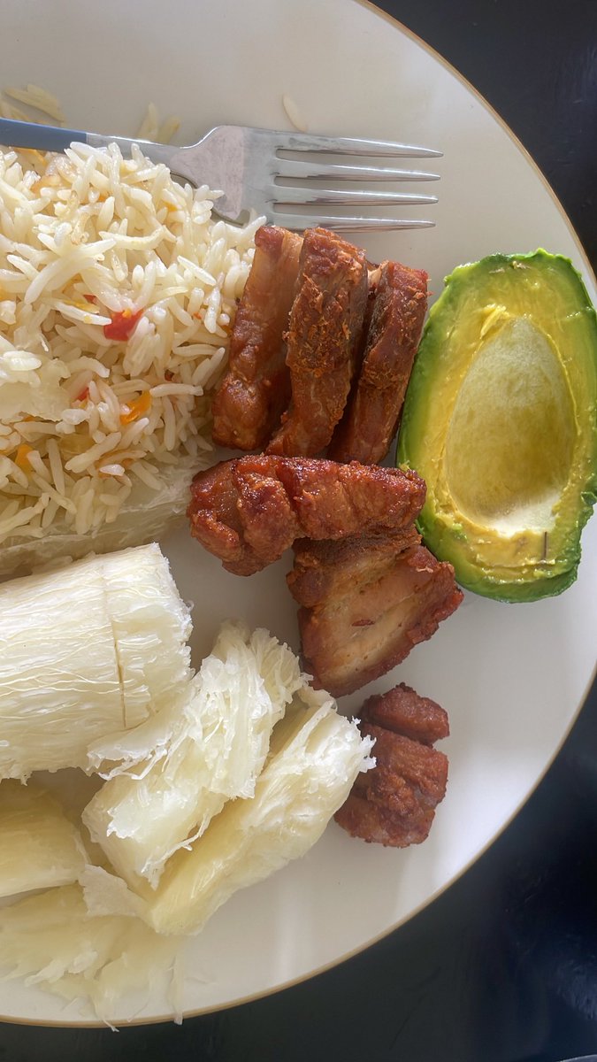 Yum. Él Aguacate y La yuca es de la finca. Arroz basmati no fortificado. Y chicharrones. Pura grasa buena.