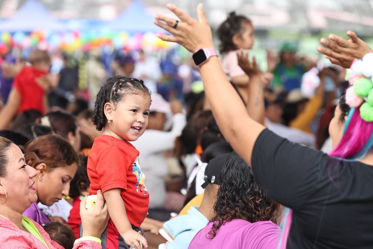 Presidencia Ecuador 🇪🇨 (@presidencia_ec) on Twitter photo Hoy fue un día de gran emoción para los más pequeños; baile, risas, arte, juegos y aprendizaje en el marco del Día del Niño. El presidente <a href="/DanielNoboaOk/">Daniel Noboa Azin</a> reafirmó su compromiso con la protección y desarrollo integral de la niñez.
“Continuaremos trabajando, continuaremos dándole Hoy fue un día de gran emoción para los más pequeños; baile, risas, arte, juegos y aprendizaje en el marco del Día del Niño. El presidente <a href="/DanielNoboaOk/">Daniel Noboa Azin</a> reafirmó su compromiso con la protección y desarrollo integral de la niñez.
“Continuaremos trabajando, continuaremos dándole