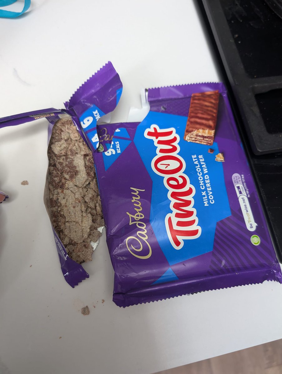 Mattyz69's tweet photo. @Tesco just got my weekly click and collect and this was how we got a packet of bars. Also this is a photo of a pack of eggs in got from my last click and collect https://t.co/Pq5hjVYt1U
