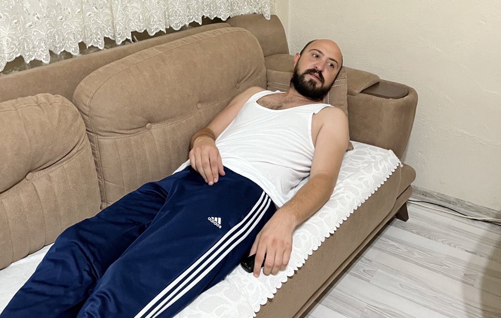 oguzalpdoganfan's tweet photo. Borçlarımı nasıl ödeyeceğimi 
bir ben bir Allah biliyordu, 
Şimdi sadece Allah biliyor.. https://t.co/Vy4CbS9DBR