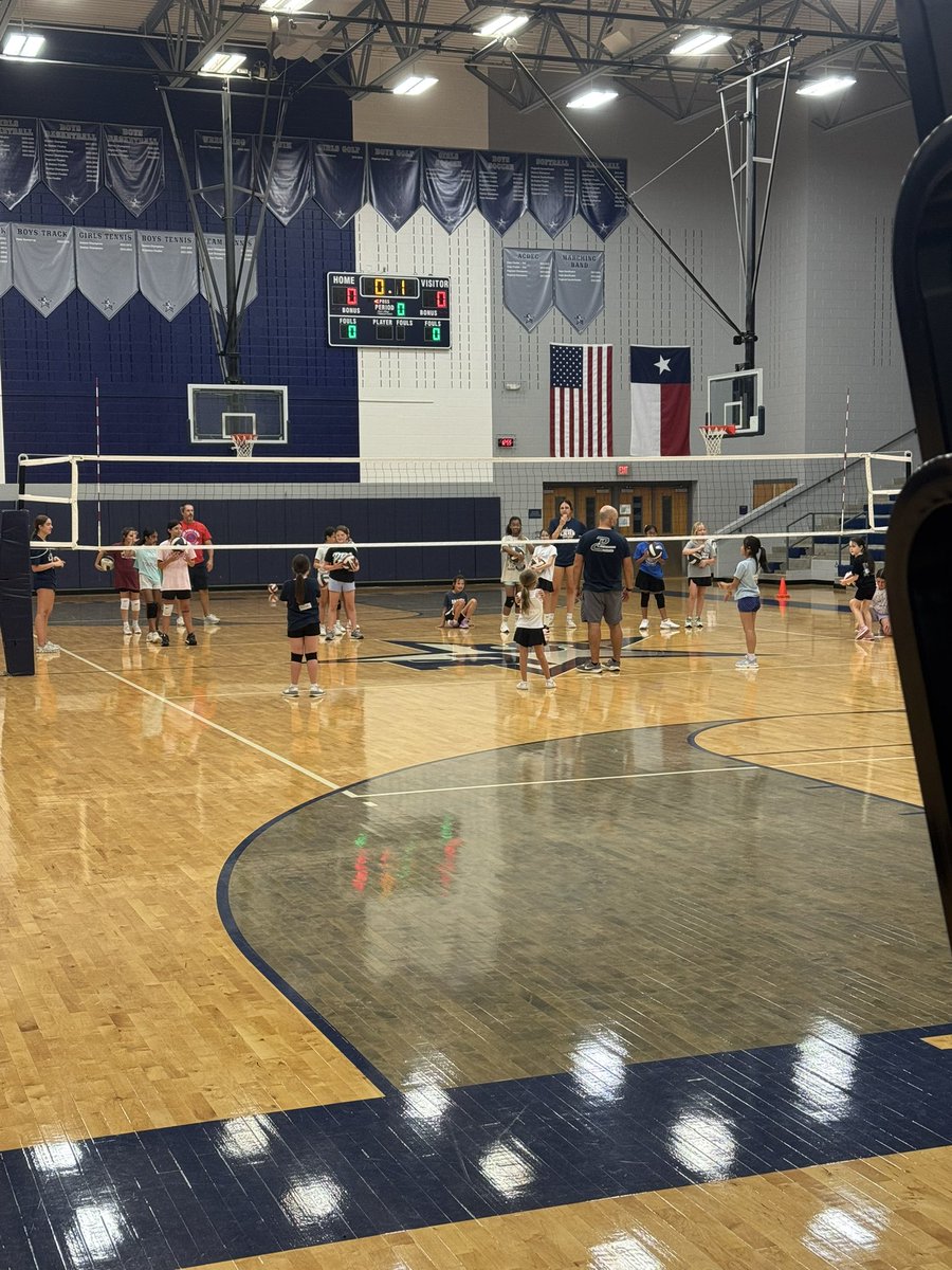 KyleMossakowski's tweet image. First day of LS volleyball camp and Coach Go and @LSHS_Vball are getting after it! 🔥🔥🔥