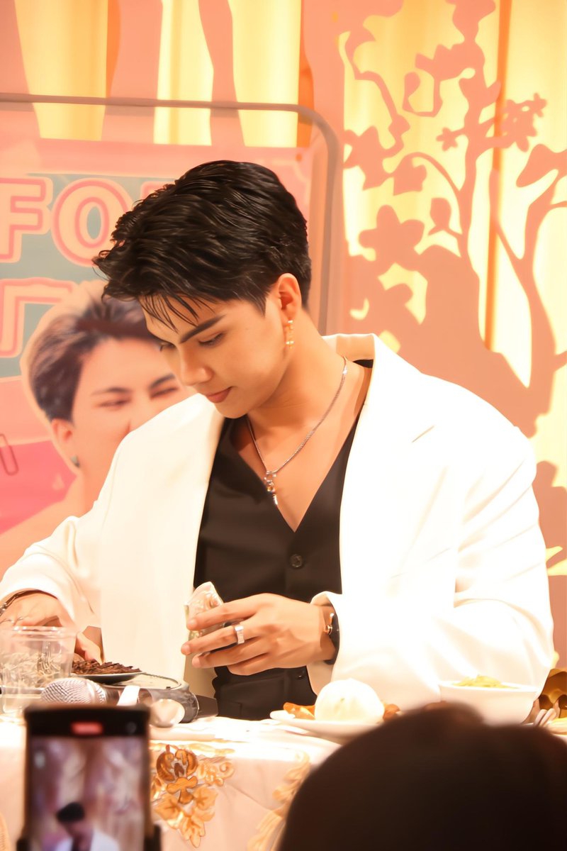 FortftsOfficial's tweet photo. {25.06.02} 风禾日荔 Xiaohongshu Update
Your highness ✨👑
FORT IN GUANGZHOU
#BlueCafeWithFort
@fort_fts #FortFTS #ComeFortZon #BabyFeat https://t.co/1qo3ea2I8O