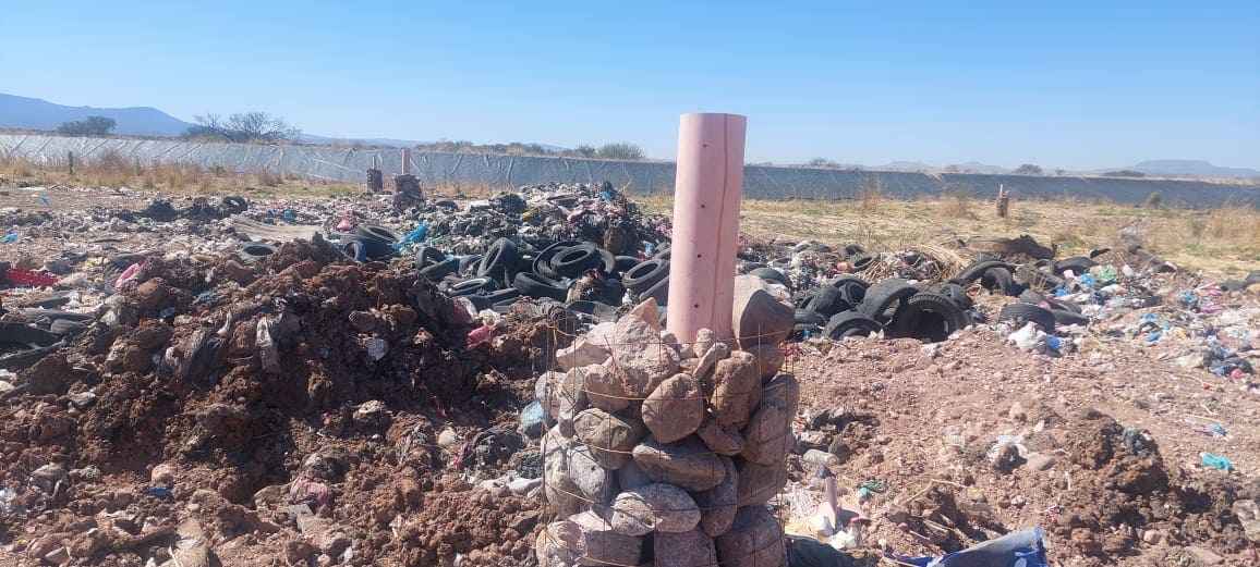 #BoletínDePrensa
La comunidad de #Cicacalco, Tlaltenango #Zacatecas, denuncia que tras la clausura del basurero en 2022,  @PROFEPA y <a href="/SEMARNAT_mx/">SEMARNAT México</a> a cuenta gotas para la remediacion. 

🔗 remamx.org/2025/06/boleti…