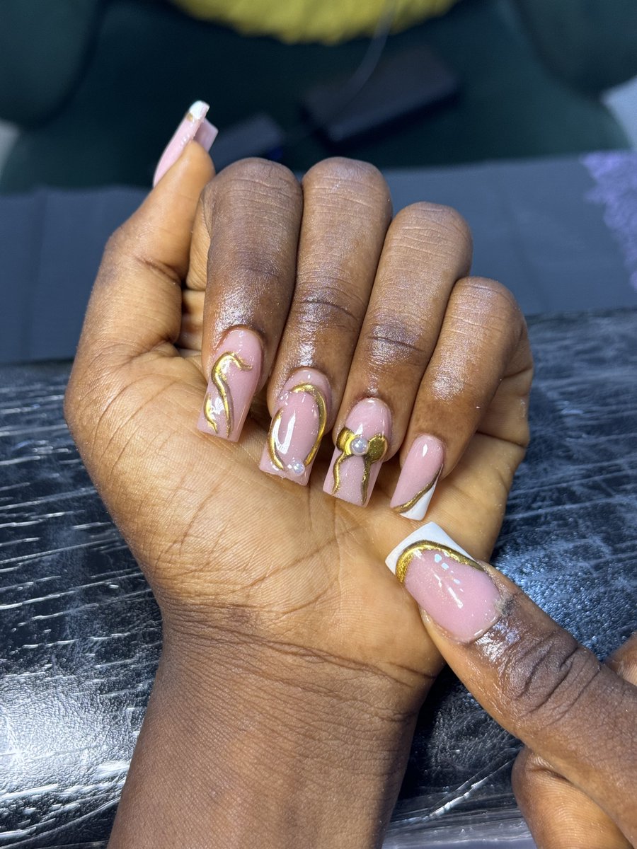thegoldendeby's tweet photo. I’m a nail tech and this is how I communicate🤭💅 https://t.co/5DcDJZ9AxJ