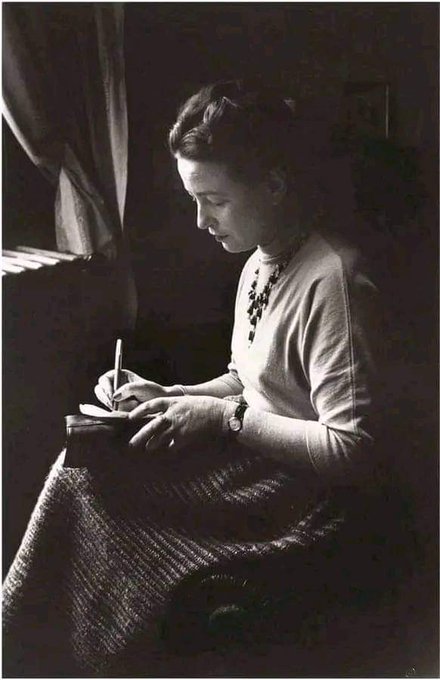 Una mujer libre es justo lo contrario a una mujer fácil.

-Simone de Beauvoir.