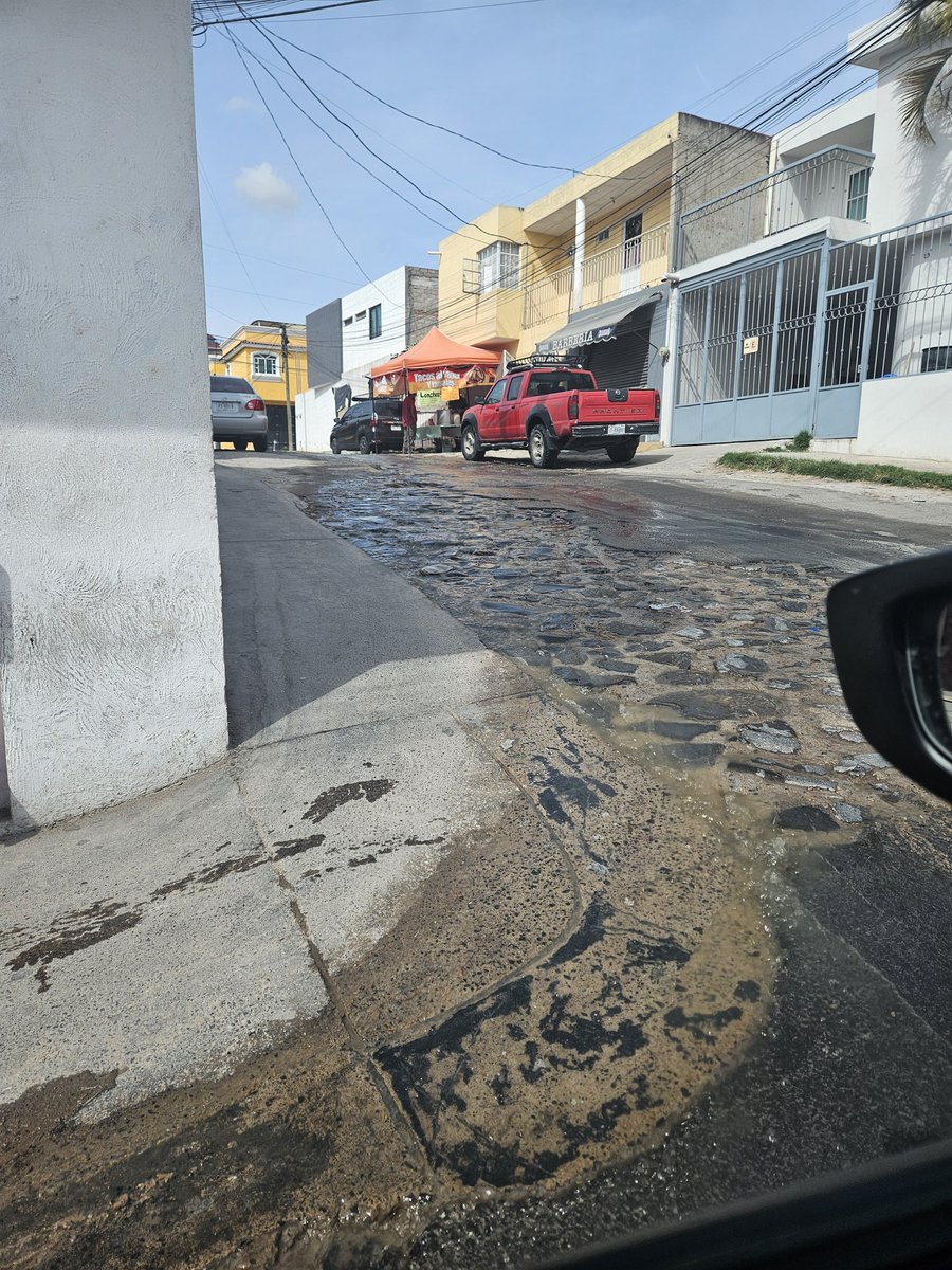 spawn17x's tweet photo. @siapagdl @Trafico_ZMG esta fuga tiene al menos desde el viernes, desconozco el origen exacto, pero esta foto es de la esquina de Colegio Militar con Alazan Lucero en El Fortín. La imagen no hace honor a la cantidad de agua, ya hasta hoyos hay sobre colegio militar por la fuga https://t.co/0TPxsVMtTz