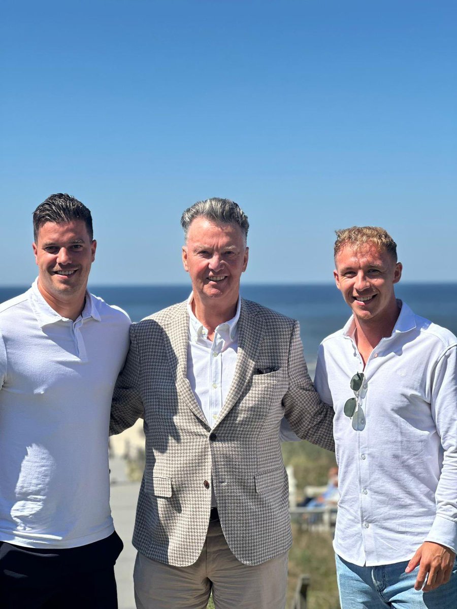 Louis van Gaal heeft het eerste exemplaar van Voetbalhart in ontvangst genomen. ‘Een indrukwekkend verhaal en een prachtige missie’, aldus de ex-bondscoach over de heftige ervaringen van Bas en Nikki. Bestel Voetbalhart hier: bit.ly/voetbalhart