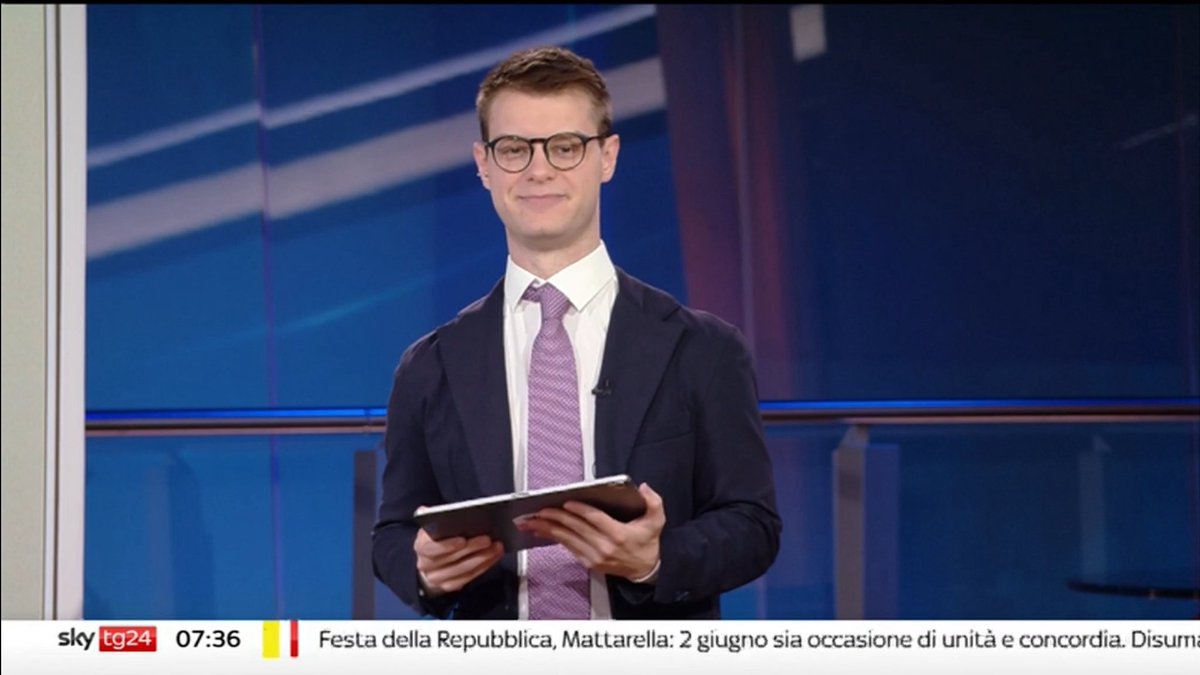 🎙️Oggi ho condotto la mia prima rassegna stampa su <a href="/SkyTG24/">Sky tg24</a>.

🇮🇹 Festa della Repubblica, il monito di Mattarella sulle guerra a Gaza e in Ucraina, la guerriglia urbana a Parigi, cronaca e sport. 

La potete riascoltare in versione podcast su Spotify👇  

open.spotify.com/episode/0ahc8z…