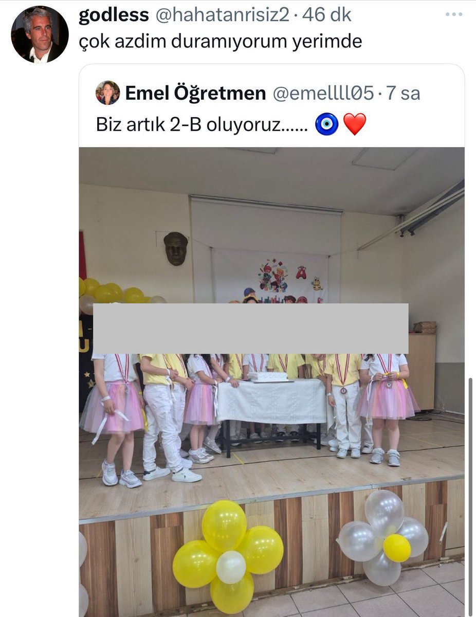 Bu namussuz, Ahmet ile ilgili attığım twiti alıntılayıp “iyi yapmışlar ellerine sağlık” yazınca,profiline girdim,ikinci sınıf öğrencilerini paylaşan bir öğretmenin gönderisine de soldaki aşağılık şeyi yazmış. Bu kanıbozuk kahpeyi tespit edecek kimse yok mu? (Çocukların yüzlerini