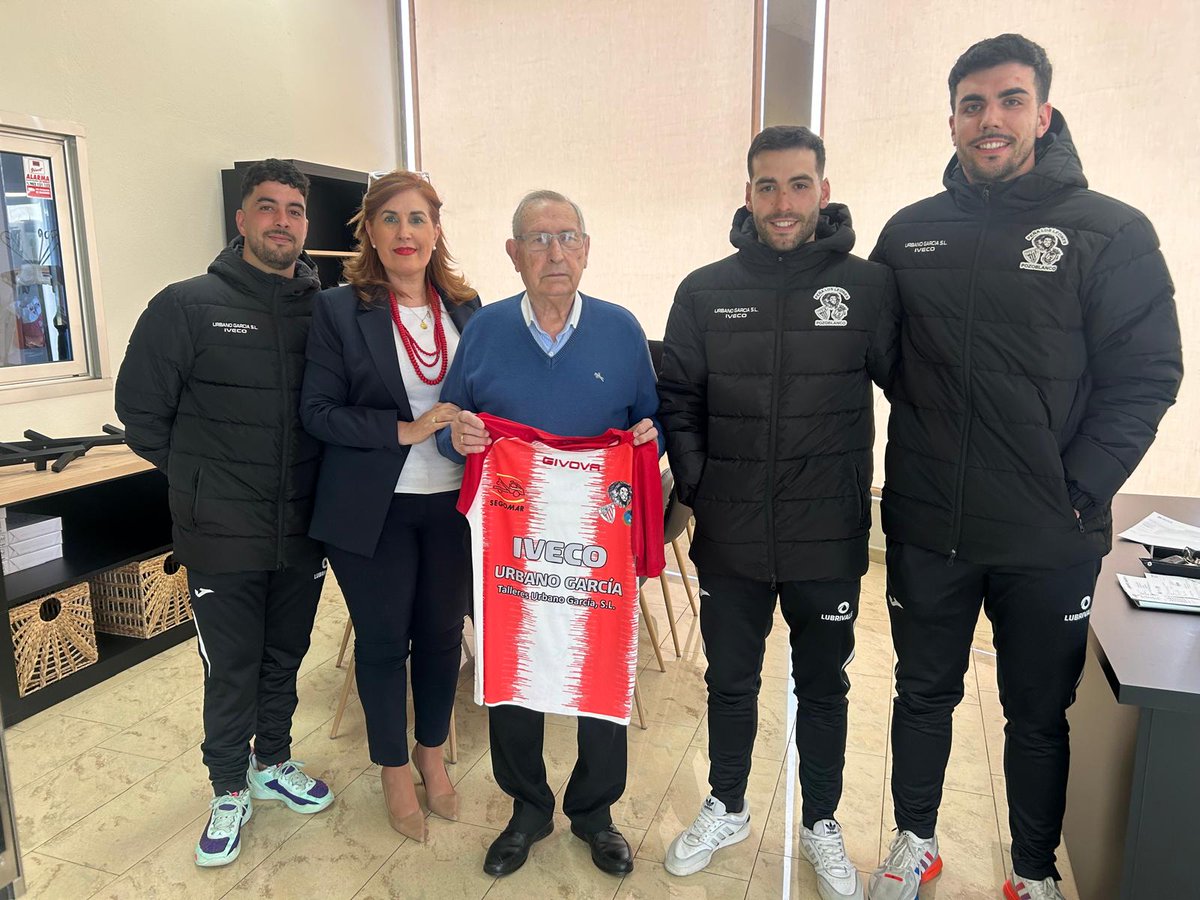 LosleonesPZB's tweet photo. 🔚 Con la temporada ya finalizada, no queremos dejar de dar las 𝗚𝗥𝗔𝗖𝗜𝗔𝗦 a quienes han estado a nuestro lado durante todo el año.

🤝 Hoy queremos hacerlo con 𝑰𝒗𝒆𝒄𝒐 𝑻𝒂𝒍𝒍𝒆𝒓𝒆𝒔 𝑼𝒓𝒃𝒂𝒏𝒐 𝑮𝒂𝒓𝒄𝒊́𝒂. Para nosotros es un orgullo enorme llevar vuestro nombre en la camiseta y compartir en cada partido los valores que nos unen: esfuerzo, compromiso y pasión.

🙌 Gracias, Patricia. Gracias, Talleres Urbano García. Este año ha sido aún más especial por ir de vuestra mano.

🚛⚽ ¡Sigamos recorriendo juntos el camino!

#EstoVaDe🖤