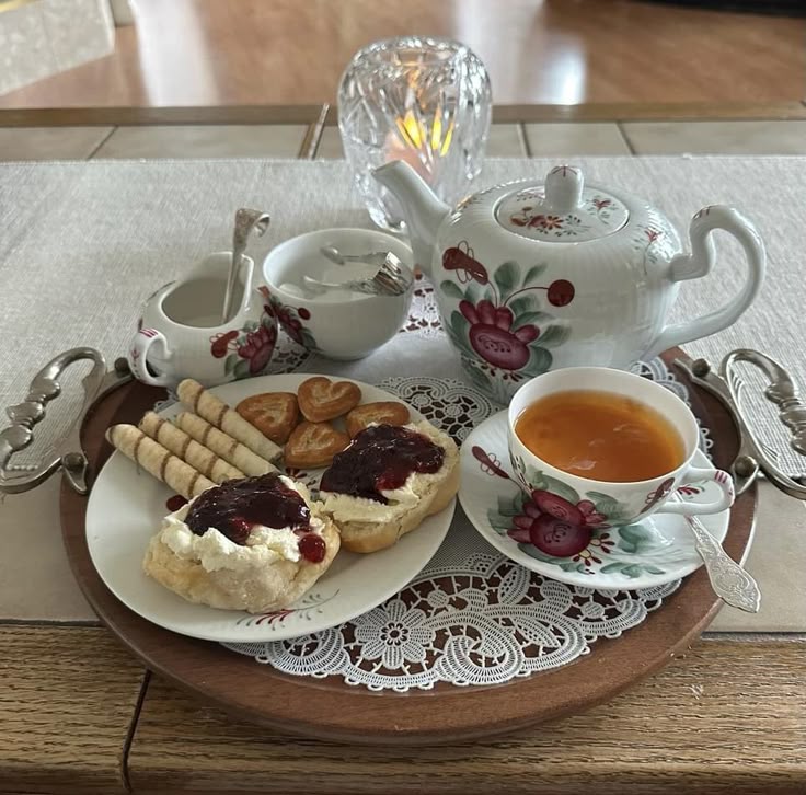 It's a wonderful afternoon, so calm and peaceful, it feels like a perfect spring day enjoying my cup of tea. 😃🥰
