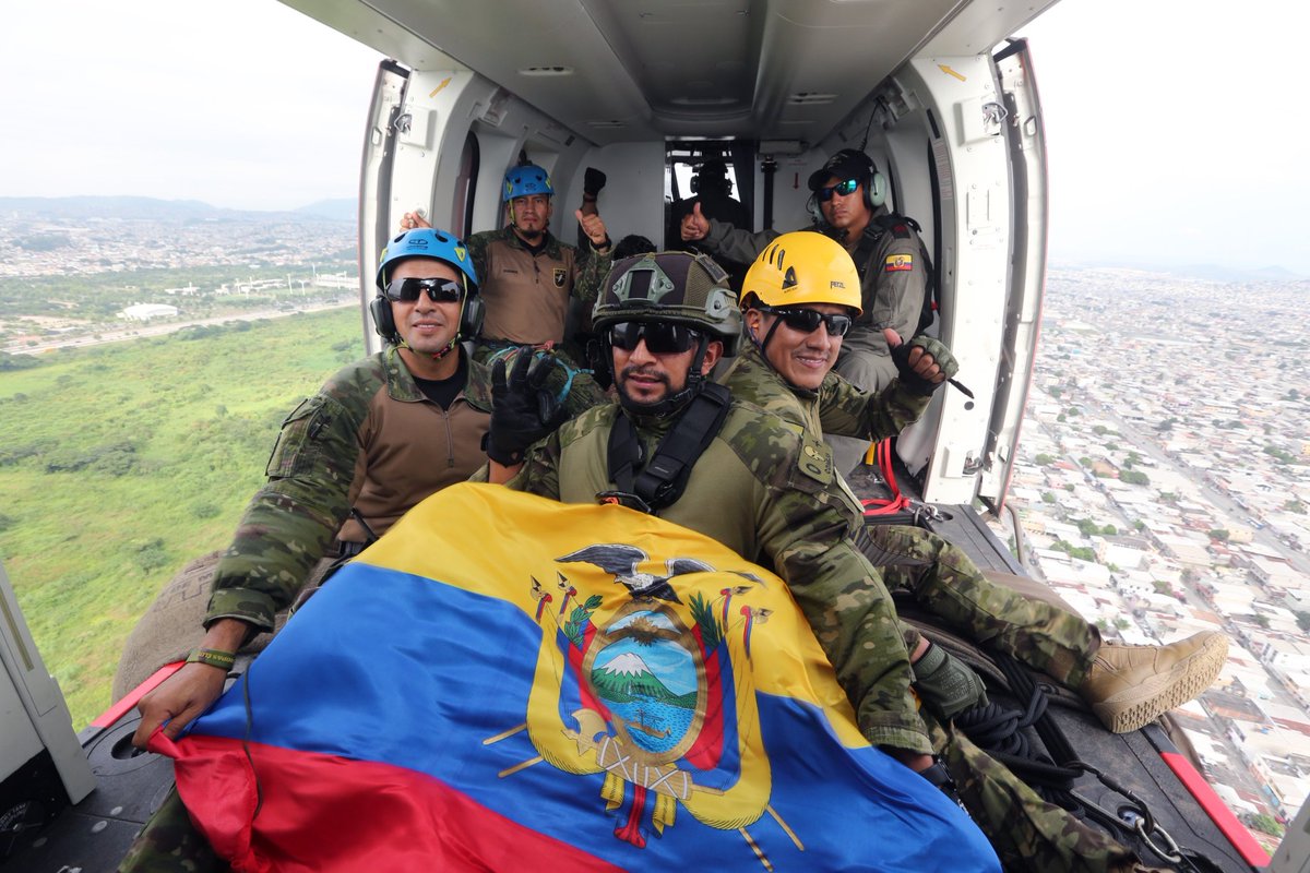 Presidencia Ecuador 🇪🇨 (@presidencia_ec) on Twitter photo Fortalecemos la capacidad operativa de las Fuerzas Armadas. 🇪🇨💪
El presidente <a href="/DanielNoboaOk/">Daniel Noboa Azin</a> entregó al Ejército Ecuatoriano helicópteros multipropósito H225; en total serán 5 aeronaves que completarán esta flota.
Estos helicópteros permitirán realizar de manera efectiva Fortalecemos la capacidad operativa de las Fuerzas Armadas. 🇪🇨💪
El presidente <a href="/DanielNoboaOk/">Daniel Noboa Azin</a> entregó al Ejército Ecuatoriano helicópteros multipropósito H225; en total serán 5 aeronaves que completarán esta flota.
Estos helicópteros permitirán realizar de manera efectiva
