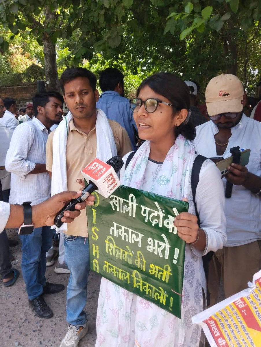 JoinDisha's tweet photo. शिक्षक भर्ती निकलवाने के लिए इलाहाबाद में उत्तर प्रदेश शिक्षा सेवा चयन आयोग पर छात्रों का प्रदर्शन जारी है। 

विस्तृत रिपोर्ट के लिये इस लिंक पर जायें।
https://t.co/XTczXNCufR https://t.co/JnqoCfA3u4