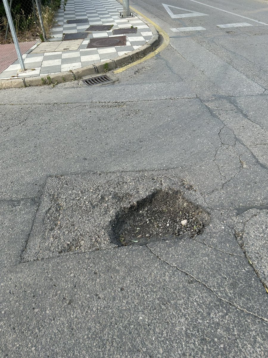 lms_0909's tweet photo. @aytocuenca llevamos más de un mes con este bache… Si vas con el coche te dejas ahí una rueda, ¿cuando pensáis arreglarlo? https://t.co/wjykI7B5FH