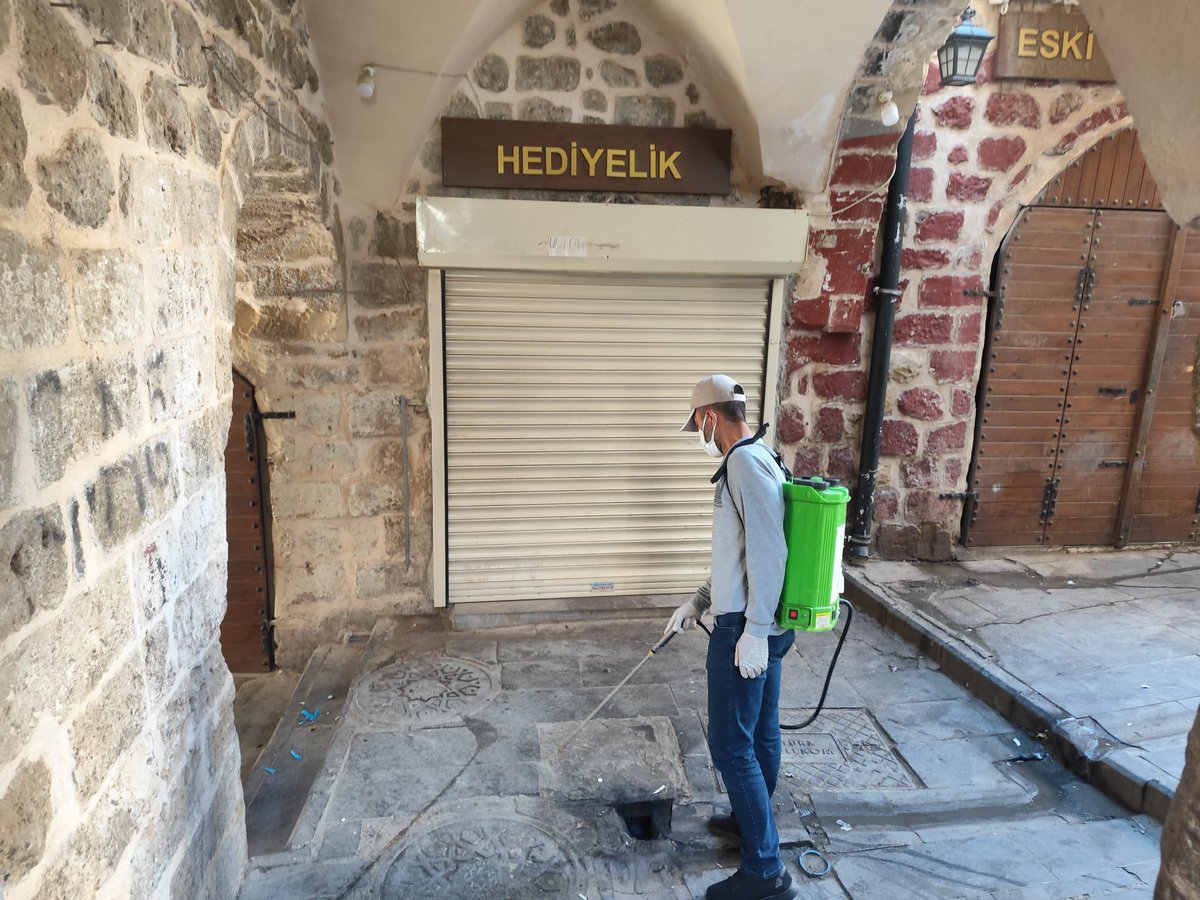 Mardin Büyükşehir Belediyesi Sağlık İşleri Daire Başkanlığı, Artuklu 1. Cadde’de haşerelere karşı ilaçlama çalışması gerçekleştiriyor.
Ekiplerimiz, 10 ilçemiz ve kırsal mahallelerimizde ilaçlama çalışmalarına aralıksız bir şekilde devam ediyor.