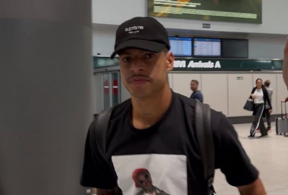 🚨 L. Henrique est bien arrivé à Milan !
Ses premiers mots :
➡️ "Je realise un rêve aujourd’hui. Je vais bientôt parler avec l’entraîneur Inzaghi. De Zerbi m’a souhaité bonne chance.
Suis-je prêt pour la Coupe du Monde des Clubs ? Oui !” 

Bonne continuation à lui 🙏

#OM #TeamOM