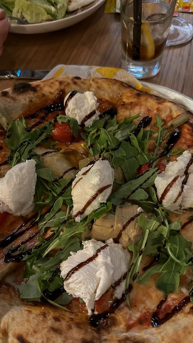 lebontacos's tweet photo. If this pizza was a memecoin, I’d go all in,Not a bad way to survive a Monday. 🍕🌿📉📈 #MondayMood https://t.co/IXZ7uBkkGe