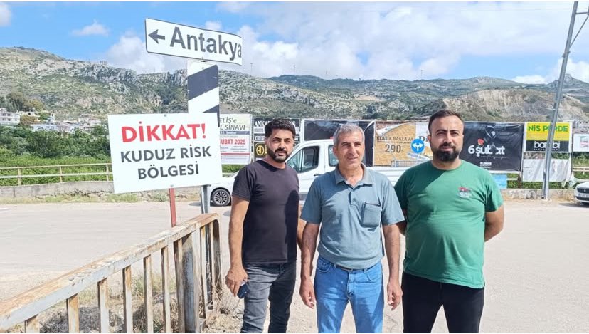 UzayMekanİnsan (@ku_ayd) on Twitter photo 🆘Hatay /Samandağ Belediyesi Kuduz olduğu gerekçesiyle köpekleri narkotik iğneyle bayıltarak topladı😡Ardındanda Utanmadan hatıra fotografı çektirdiler..😡 <a href="/samandagbel/">Samandağ Belediyesi</a> Tabelaya dikkat edin ‼️Kuduz tehlikesi varmış‼️ <a href="/samandagcanlari/">HataySamandağCanları</a> <a href="/HatayValiligi/">T.C. Hatay Valiliği</a> <a href="/patilerlebiriz/">canet</a> Allah sizi 🆘Hatay /Samandağ Belediyesi Kuduz olduğu gerekçesiyle köpekleri narkotik iğneyle bayıltarak topladı😡Ardındanda Utanmadan hatıra fotografı çektirdiler..😡 <a href="/samandagbel/">Samandağ Belediyesi</a> Tabelaya dikkat edin ‼️Kuduz tehlikesi varmış‼️ <a href="/samandagcanlari/">HataySamandağCanları</a> <a href="/HatayValiligi/">T.C. Hatay Valiliği</a> <a href="/patilerlebiriz/">canet</a> Allah sizi