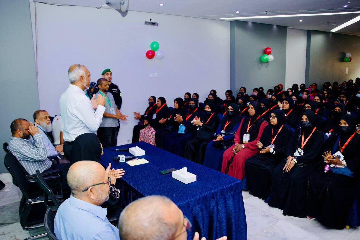 މައްކާގައި ތިއްބެވި ދިވެހި ޙައްޖުވެރިންނާ ރައީސުލްޖުމްހޫރިއްޔާ ޑރ ⁦<a href="/MMuizzu/">Dr Mohamed Muizzu</a>⁩ ބައްދަލުކުރައްވައިފި.

#DhiveheengeRaajje 
#CongressPartyMV