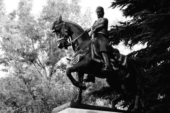 ما منخاف من حدا ولا مناخد الامان من حدا ولا منساير حدا ولا منتحد مع (ابن صبحا) لاي سبب من الاسباب ولا منمدح بحدا منمدح بكرم والمقدم بنيامين وبحجولا والحدشيتي ويوحنا مارون ومنلبس ثوبنا ومش ثوب غيرنا
منتآخى مع المظلوم والانسان الحر بس شو ما كان دينه نحنا محاربين مش تجار.
#لبنان