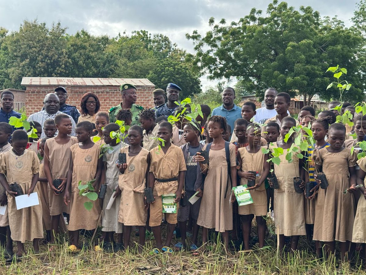Icpbong's tweet photo. 📸 Retour en images sur les temps forts de la Journée de l’Arbre à Tori Bossito !
Responsabilité 🌱 | Engagement citoyen 🤝 | Éducation environnementale 📚
Faisons de nos enfants des ambassadeurs de l’écologie, porteurs d’un avenir durable pour un Bénin plus vert.
 #BéninVert https://t.co/S5kmDGLdIq
