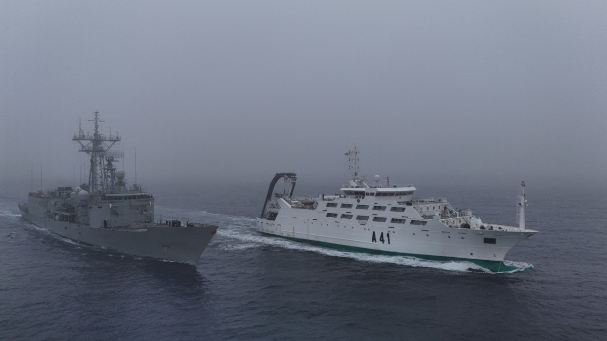 Armada_esp's tweet photo. Despedimos el día con visibilidad reducida para #SantaMaría e #Intermares. #BuenasNoches marinos.
#SomosLaArmada⚓🇪🇸 https://t.co/mreGbza6wq