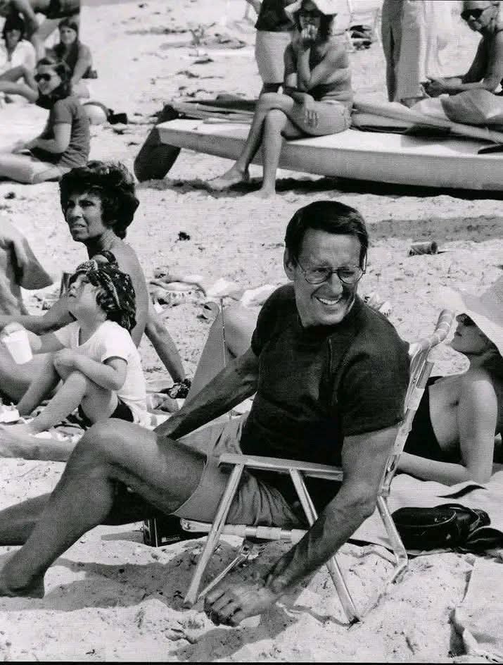 AshySlasheeDB's tweet image. Just sunbathers chilling at the beach