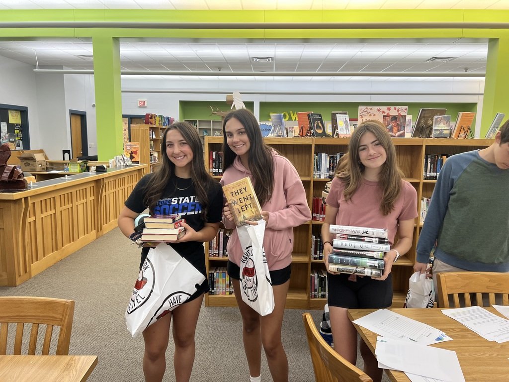 WestLibertyCSD's tweet image. We kicked off our Comet Readers Summer Book Club this morning at the High School.  We had 26 students check out books to read over the summer!  Happy reading!  #wlcomets #CometReaders